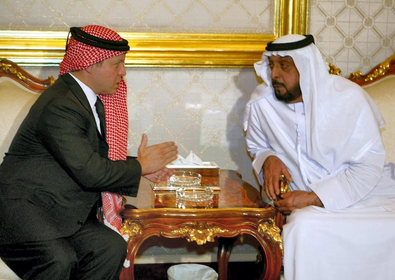 Jordan's King Abdullah II (L) confers with Sheikh Zayed bin Sultan al-Nahayan's eldest son, Sheikh Khalifa, on the sidelines of the Emirati leader's funeral in Abu Dhabi 03 November 2004. Sheikh Khalifa bin Zayed al-Nahayan (R), the emir of Abu Dhabi, was unanimously elected today as president of the United Arab Emirates (UAE), succeeding his father, who died a day earlier, the official WAM news agency reported. AFP PHOTO/HO/YOUSSEF ALLAN (Photo by YUSSEF ALLAN / JORDANIAN ROYAL PALACE / AFP)