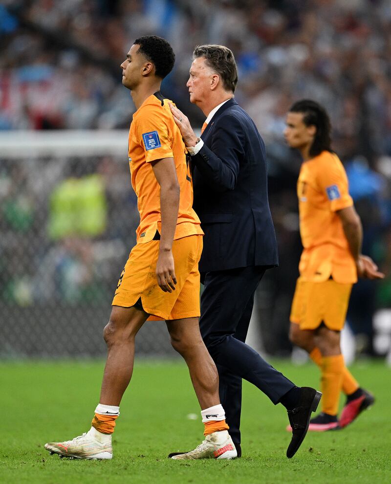 Louis van Gaal, coach of Netherlands, consoles Cody Gakpo after the loss against Argentina. Getty