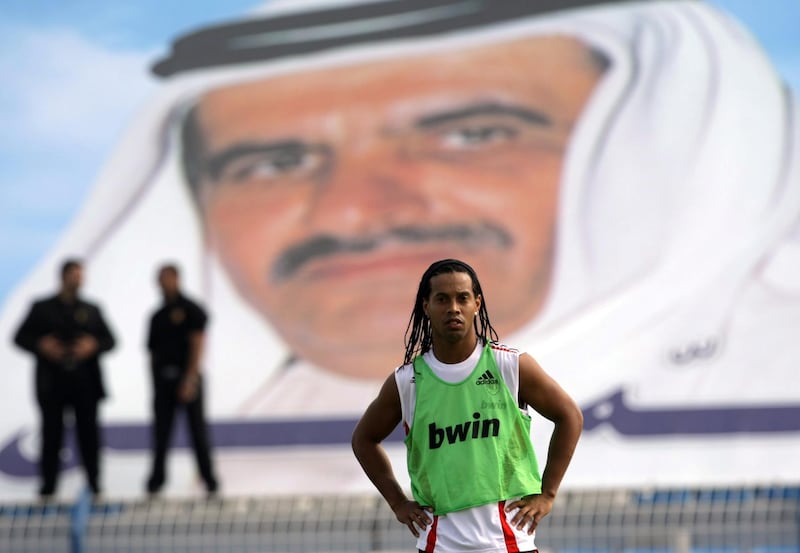 AC Milan's Brazilian player Ronaldinho attends a training session with his team as security personnel stand guard in Dubai January 3, 2009. Italian football giants AC Milan arrived on December 29 to start their winter training camp in the Gulf emirate that will culminate in the Dubai Football Challenge match against German team Hamburg. AFP PHOTO/KARIM SAHIB (Photo by KARIM SAHIB / AFP)