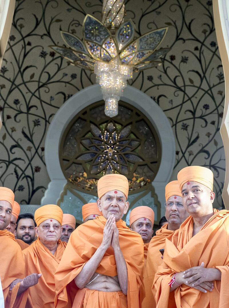 Mahant Swami Maharaj departs from the Grand Mosque.