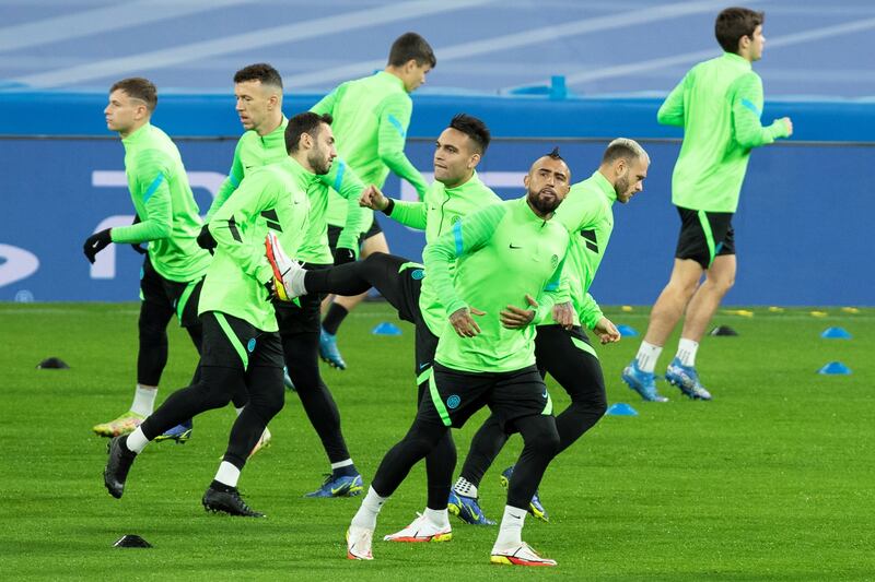 Inter Milan's Lautaro Martinez (C) and Arturo Vidal (3-R) attend a training session of the team at Santiago Bernabeu stadium in Madrid, Spain, 06 December 2021, on the eve of their Group D UEFA Champions League against Real Madrid.   EPA / Javier Lopez
