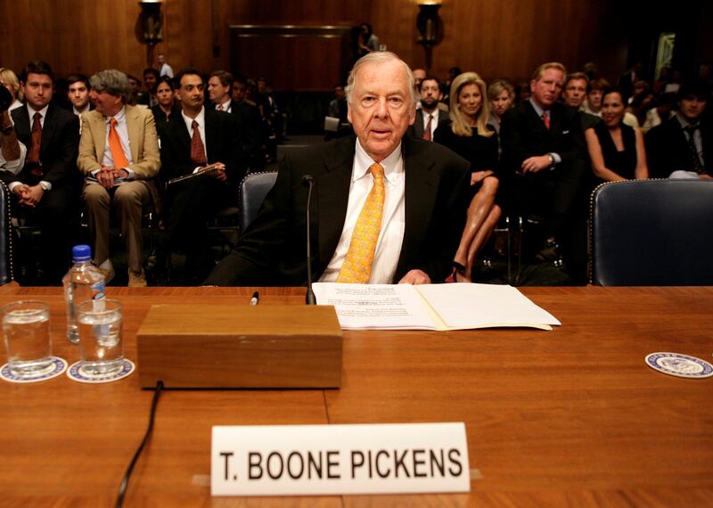 FILE PHOTO: T. Boone Pickens, founder and CEO of BP Capital Management, prepares to to testify before the Senate Homeland Security and Governmental Affairs Committee about alternative energy plans at the Dirksen Senate Office Building on Capitol Hill in Washington, July 22, 2008. REUTERS/Yuri Gripas/File Photo