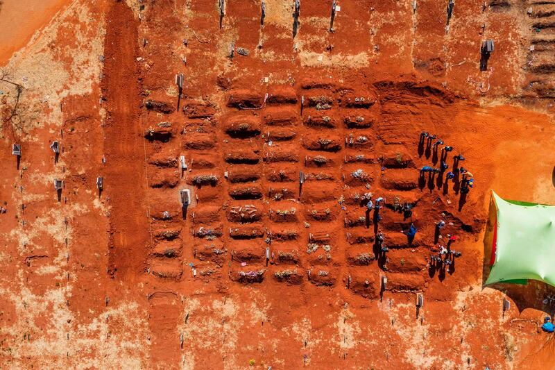 This aerial picture shows a funeral taking place at the Olifantsvlei Cemetery in Soweto, on July 23, 2020. / AFP / Michele Spatari
