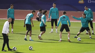 Real Madrid players take part in a training session two days prior to their FIFA Club World Cup semi-final football match at the New York University Abu Dhabi stadium in the Emirati capital on December 12, 2017. / AFP PHOTO / KARIM SAHIB