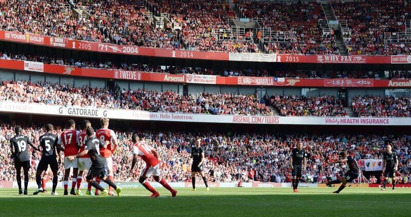 Liverpool’s Philippe Coutinho scores their first goal with a free kick against Arsenal at the Emirates Stadium in London, Britain, 14 August 2016. Tony O’Brien / Action Images / Reuters