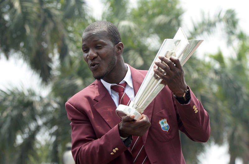 West Indies's captain Darren Sammy poses for a photograph with the World T20 cricket tournament trophy one day after West Indies won the event in the Indian city of Kolkata on April 4, 2016. AFP / Dibyangshu SARKAR