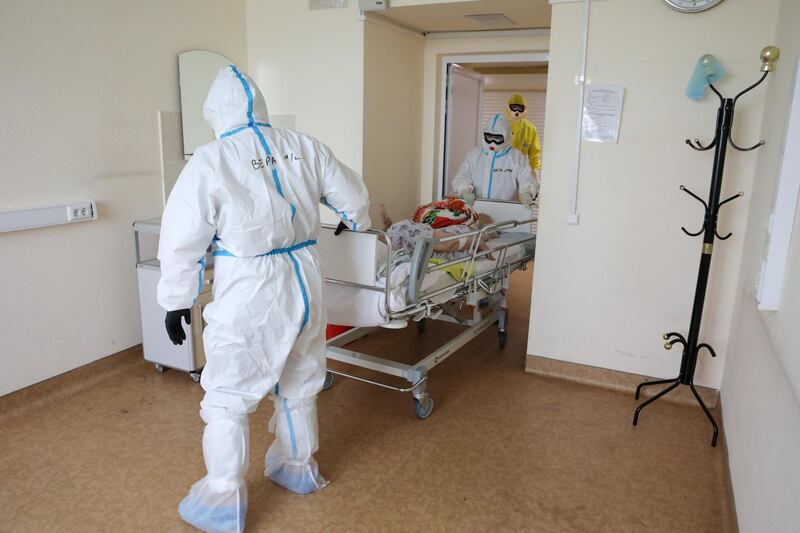 Medical workers wearing personal protective equipment (PPE) transfer a patient at the infectious disease ward of the Vishnevsky Institute of Surgery, where patients suffering from the coronavirus disease (COVID-19) are treated, in Moscow, Russia May 8, 2020. Sofya Sandurskaya/Moscow News Agency/Handout via REUTERS ATTENTION EDITORS - THIS IMAGE HAS BEEN SUPPLIED BY A THIRD PARTY. MANDATORY CREDIT.