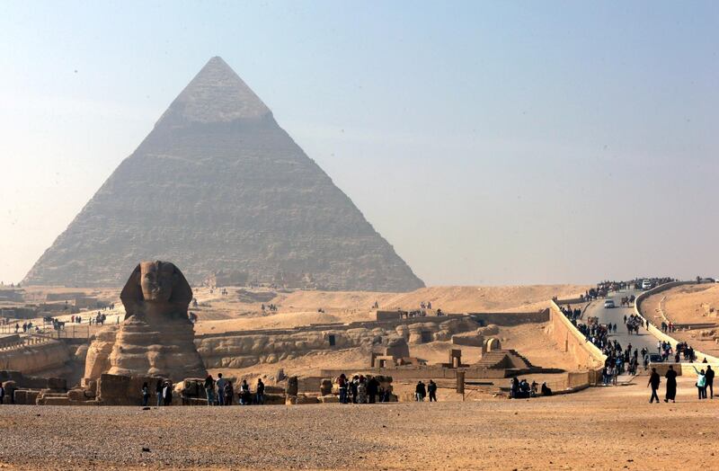 epa06493768 Tourists and locals visit the Sphinx and the Giza Pyramids, in Giza, on the southern outskirts of Cairo, Egypt, 03 February 2018.  EPA/KHALED ELFIQI