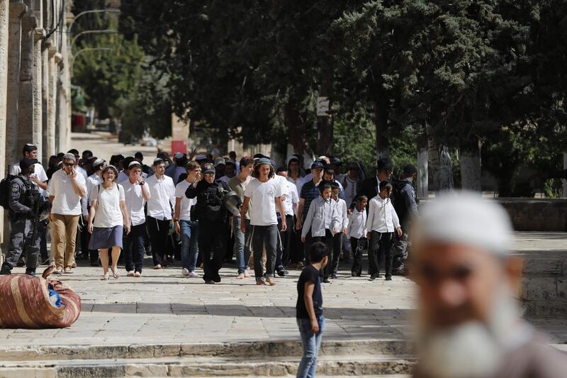 Israeli security forces escort a group of Jewish settlers visiting the al-Aqsa Mosque compound, revered as the site of two ancient Jewish temples, and home to al-Aqsa Mosque ), Islam's third holiest site, in the Old City of Jerusalem on June 2, 2019, as Israelis mark Jerusalem Day.  / AFP / Ahmad GHARABLI
