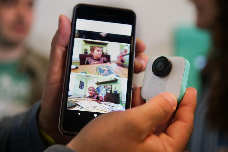 A Google employee holds up the new Pixel 2 smartphone and Google Clips wireless camera at a product launch event on October 4, 2017 at the SFJAZZ Center in San Francisco, California.
Google unveiled newly designed versions of its Pixel smartphone, the highlight of a refreshed line of devices which are part of the tech giant's efforts to boost its presence against hardware rivals. / AFP PHOTO / Elijah Nouvelage