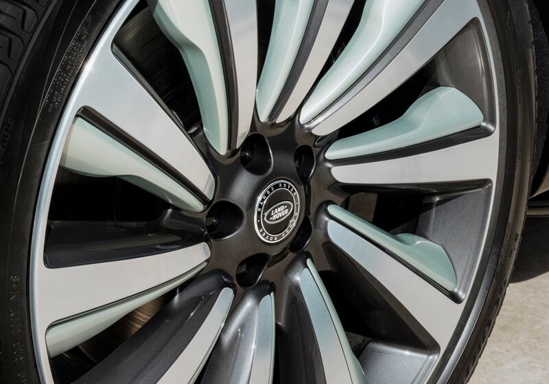 The 23-inch wheels come with a gloss dark grey contrast and matching inserts
