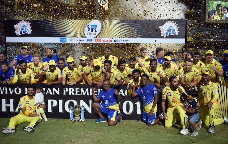 Chennai Super Kings players pose after winning the 2018 Indian Premier League (IPL) Twenty20 final cricket match between Chennai Super Kings and Sunrisers Hyderabad at the Wankhede stadium in Mumbai on May 27, 2018. / AFP PHOTO / PUNIT PARANJPE / ----IMAGE RESTRICTED TO EDITORIAL USE - STRICTLY NO COMMERCIAL USE----- / GETTYOUT