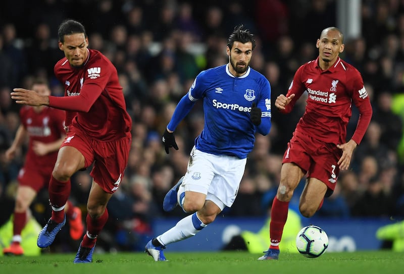 LIVERPOOL, ENGLAND - MARCH 03:  Andre Gomes of Everton goes between Virgil van Dijk and Fabinho of Liverpool during the Premier League match between Everton FC and Liverpool FC at Goodison Park on March 03, 2019 in Liverpool, United Kingdom. (Photo by Shaun Botterill/Getty Images)