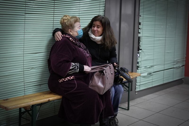 Colombian TV journalist Catalina Gomez, working for France 24, comforts and checks the welfare of a female refugee who has just arrived by train from Ukraine in Zahony, Hungary. Getty Images