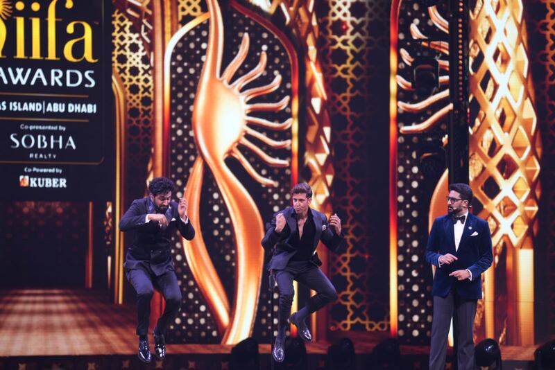 Hrithik Roshan dances on stage with host Vicky Kaushal
