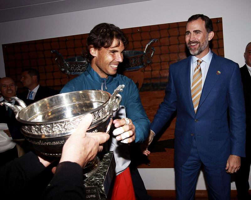 epa03738202 A handout picture made available by the Spanish Royal House shows French Open 2013 winner Rafael Nadal (L) of Spain with Spanish Crown Prince Felipe (R) after the French Open tennis tournament at Roland Garros in Paris, France, 09 June 2013.  EPA/BORJA PHOTOGRAPHERS  HANDOUT EDITORIAL USE ONLY/NO SALES *** Local Caption ***  03738202.jpg