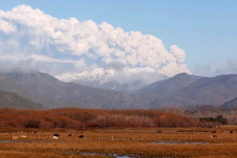 A view of the ash plume from Chile's Puyehue-Cordon Caulle volcano chain near the mountain resort San Martin de Los Andes in Argentina's Patagonia June 11, 2011. The flights heading to the centre and to the north of the country were resumed of Friday, but those heading to the Patagonian and the Southern region have not been normalized yet. REUTERS/Patricio Rodriguez (ARGENTINA - Tags: DISASTER ENVIRONMENT) *** Local Caption ***  BAS06_CHILE-VOLCANO_0611_11.JPG