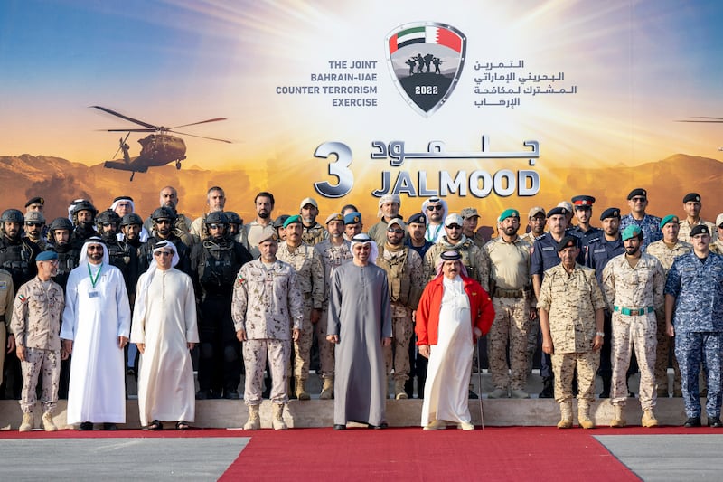 Sheikh Mohamed and King Hamad with participants in the drill, alongside Sheikh Nasser, Sheikh Mansour, Mr Al Bawardi, Maj Gen Essa and other dignitaries.