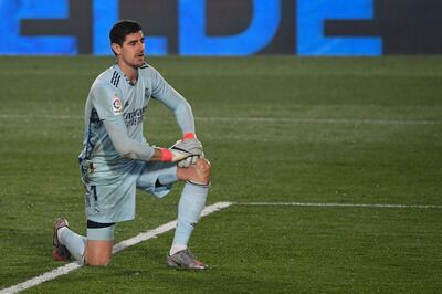 Real Madrid's Belgian goalkeeper Thibaut Courtois reacts to Alaves' Spanish forward Joselu's goal during the Spanish League football match between Real Madrid and Deportivo Alaves at the Alfredo Di Stefano stadium in Madrid, on November 28, 2020. / AFP / PIERRE-PHILIPPE MARCOU
