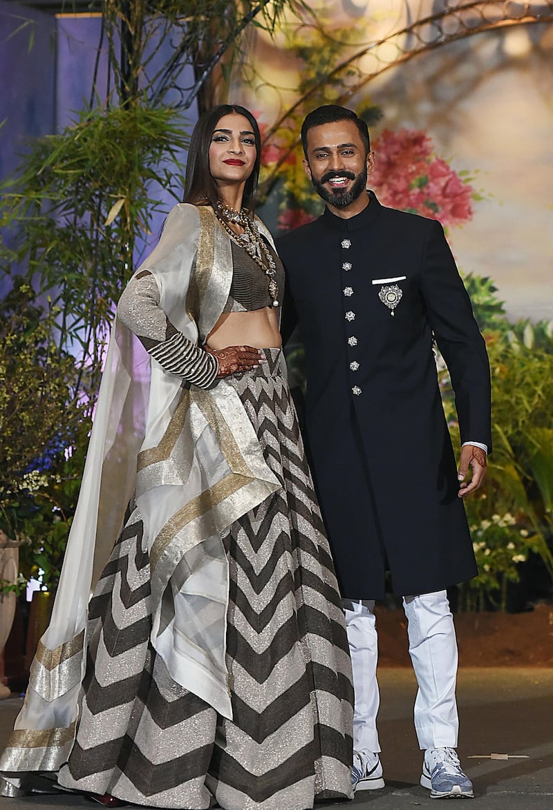 Sonam Kapoor poses with her husband, businessman Anand Ahuja after their traditional marriage ceremony in Mumbai late on May 8, 2018. / AFP PHOTO / Sujit Jaiswal