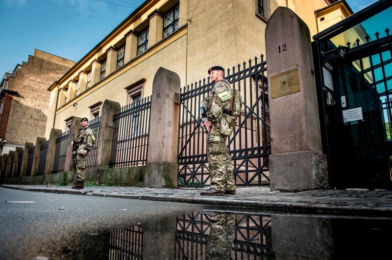 Danish soldiers guard the Jewish Synagogue in Copenhagen, Denmark, on September 29, 2017. 
Danish soldiers took to the streets of Copenhagen for the first time on Friday, September 29, 2017, replacing the police to protect the synagogue and the Israeli embassy which have been guarded ever since two deadly 2015 attacks.  / AFP PHOTO / SCANPIX DENMARK / Mads Claus Rasmussen / Denmark OUT