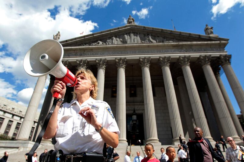 A federal court officer instructs court personnel during an evacuation of the Federal Court Building in New York, following an 5.9 magnitude earthquake that struck the East Coast of the United States, August 23, 2011. The strong earthquakewas felt as far away as Canada on Tuesday, shaking buildings in many cities, delaying flights and trains and sending thousands of frightened workers into the streets. REUTERS/Brendan McDermid (UNITED STATES - Tags: DISASTER IMAGES OF THE DAY) *** Local Caption ***  NYK901_QUAKE-USA-_0823_11.JPG