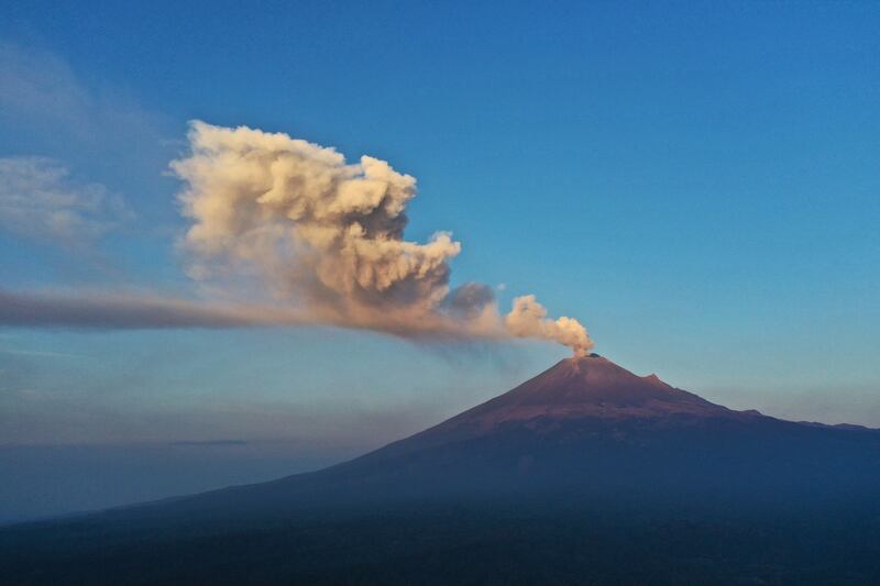 TOPSHOT - The Popocatepetl Volcano spews ash and smoke as seen from Puebal, state of Puebla, Mexico, on May 18, 2023.  The Popocatepetl volcano, located about 55 km from Mexico City, has recorded numerous low-intensity exhalations in the past few days.  (Photo by JOSE CASTAÑARES  /  AFP)