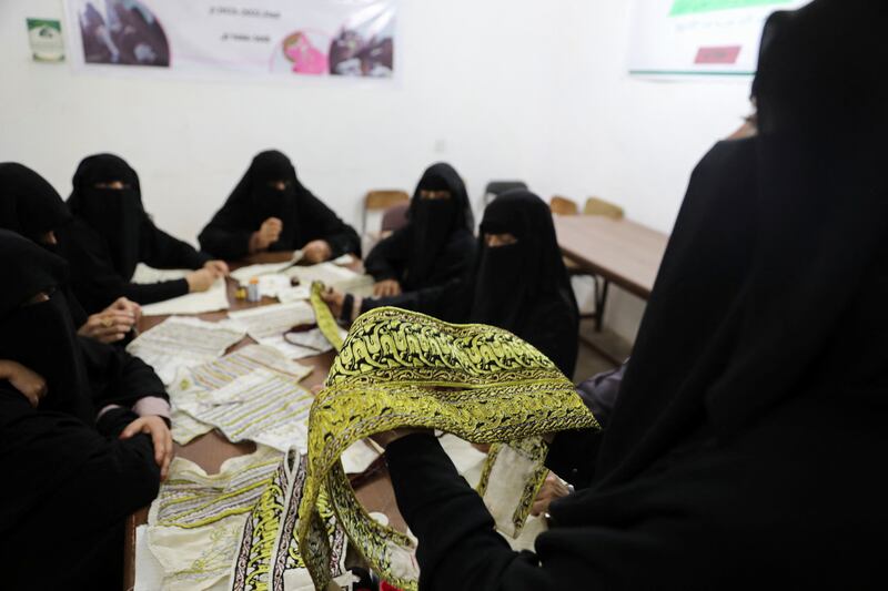 Yemeni craftswomen learn to make dagger belts