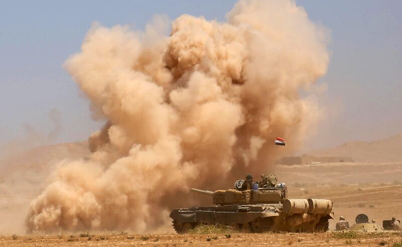 TOPSHOT - Smoke billows as Iraqi government forces supported by fighters from the Abbas Brigade, which fights under the umbrella of the Shiite popular mobilisation units, advance towards the city of Tal Afar, the main remaining stronghold of the Islamic State group, after the government announced the beginning of an operation to retake it from the jihadists, on August 20, 2017.
Iraqi forces pounded the Islamic State group in Tal Afar in a new assault just weeks after ousting IS from second city Mosul. Once a key IS supply hub between Mosul -- around 70 kilometres (45 miles) further east -- and the Syrian border, Tal Afar is the last major population centre in northern Iraq under jihadist control. / AFP PHOTO / Mohammed SAWAF