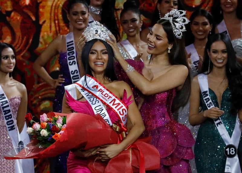 Miss Philippines 2019 (Binibining Pilipinas) winner Gazini Ganados receives her crown from reigning Miss Universe 2018 Catriona Gray.  EPA/ROLEX DELA PENA