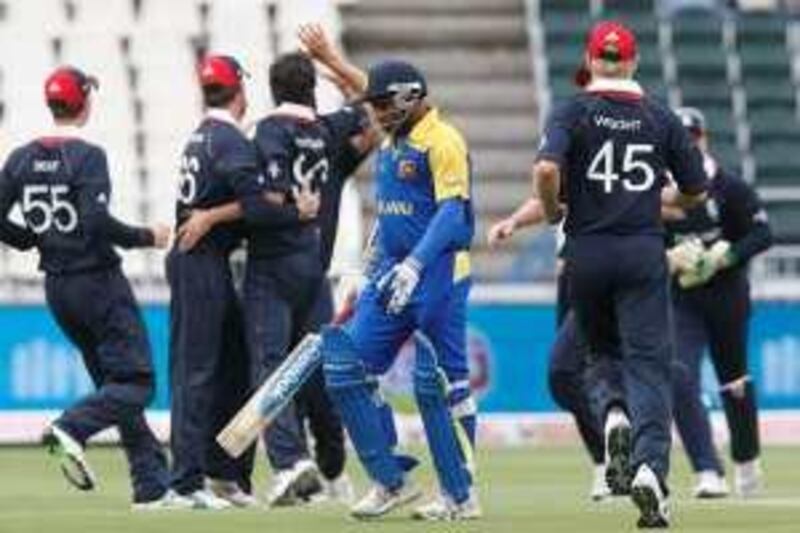 Sri Lanka's Sanath Jayasuriya leaves the pitch as England players celebrate during their ICC Champions Trophy cricket match in Johannesburg, September 25, 2009. REUTERS/Mike Hutchings (SOUTH AFRICA SPORT CRICKET) *** Local Caption ***  JOH08_CRICKET-CHAMP_0925_11.JPG