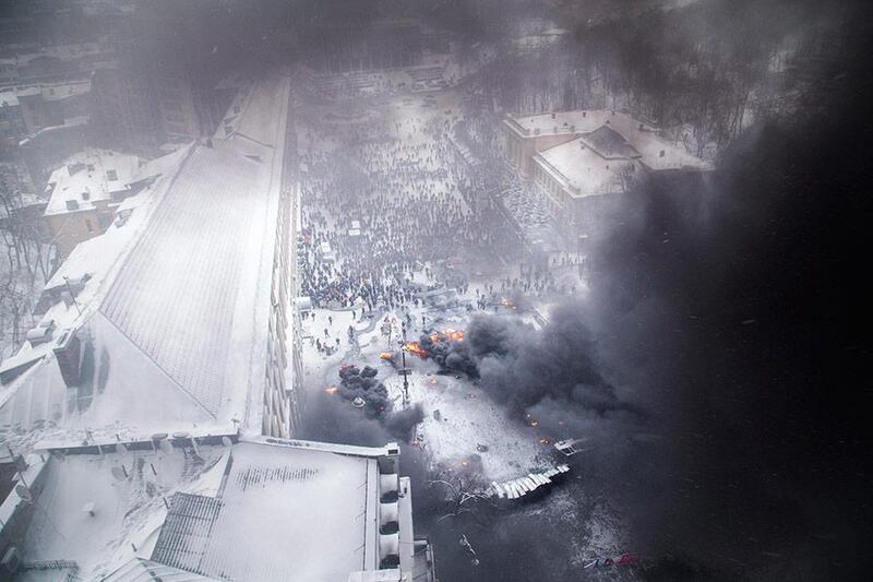 An aerial view shows pro-European protesters burning tyres during clashes with riot police in Kiev January 22, 2014. Ukraine opposition leaders said on Wednesday there had been no concrete results from their talks with President Viktor Yanukovich to end weeks of street unrest and they called on protesters to prepare for a police offensive against them. REUTERS/Stringer (UKRAINE - Tags: POLITICS CIVIL UNREST)