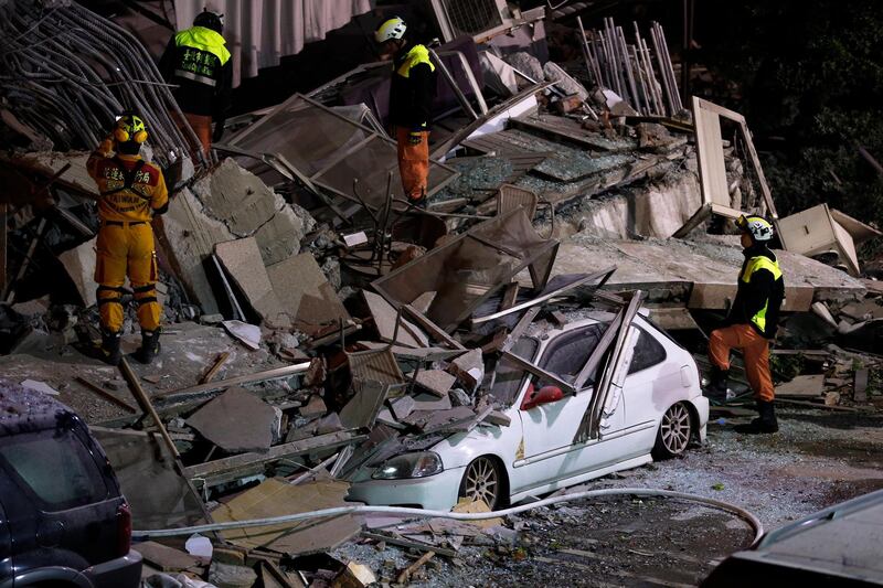 Rescue services search for people in a damaged building in Hualien. Ritchie B. Tongo / EPA