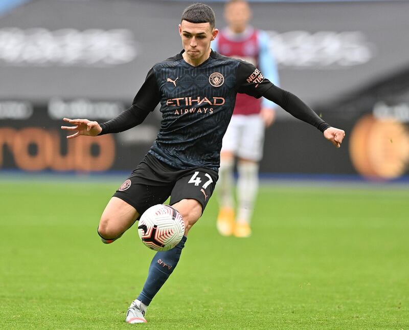 Manchester City's English midfielder Phil Foden shoots but fails to score during the English Premier League football match between West Ham United and Manchester City at The London Stadium, in east London on October 24, 2020. (Photo by JUSTIN TALLIS / POOL / AFP) / RESTRICTED TO EDITORIAL USE. No use with unauthorized audio, video, data, fixture lists, club/league logos or 'live' services. Online in-match use limited to 120 images. An additional 40 images may be used in extra time. No video emulation. Social media in-match use limited to 120 images. An additional 40 images may be used in extra time. No use in betting publications, games or single club/league/player publications. / 