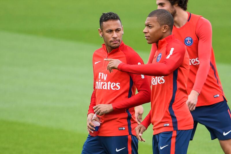 Paris Saint-Germain's Brazilian forward Neymar (L) and Paris Saint-Germain's French forward Kylian Mbappe talk during a training session at the club's training centre in Saint-Germain-en-Laye, near Paris, on September 6, 2017. / AFP PHOTO / CHRISTOPHE SIMON