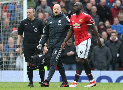 epa06701551 Manchester United's Romelu Lukaku (R) walks off injured during the English Premier League soccer match between Manchester United and Arsenal at Old Trafford Stadium in Manchester, Britain, 29 April 2018.  EPA/NIGEL RODDIS EDITORIAL USE ONLY. No use with unauthorised audio, video, data, fixture lists, club/league logos 'live' services. Online in-match use limited to 75 images, no video emulation. No use in betting, games or single club/league/player publications.