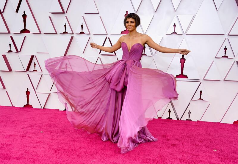 Halle Berry arrives to the Oscars red carpet for the 93rd Academy Awards in Los Angeles, California, U.S., April 25, 2021. Chris Pizzello/Pool via REUTERS     TPX IMAGES OF THE DAY
