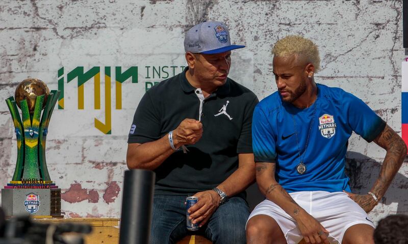 TOPSHOT - Brazilian football star Neymar (R) listens to his father Neymar Santos Sr during a five-a-side football tournament for his charity Neymar Junior Project Institute, in Praia Grande, Sao Paulo, Brazil, on July 13, 2019. / AFP / Miguel SCHINCARIOL
