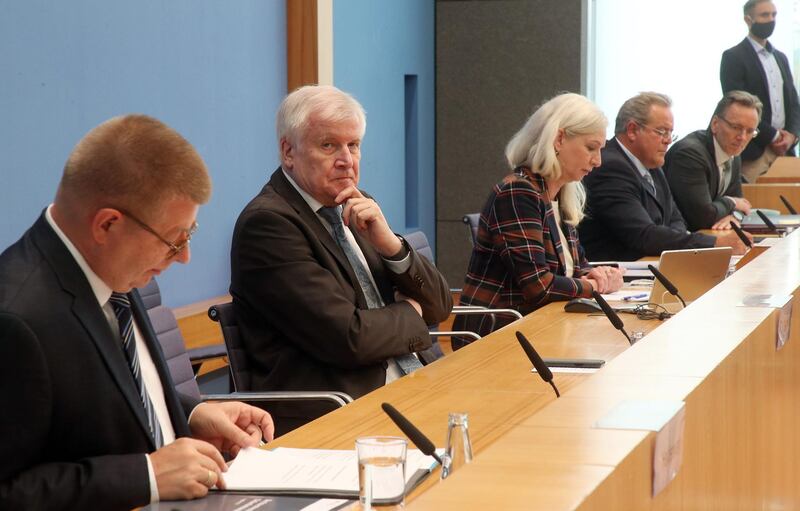 German Interior Minister Horst Seehofer looks on during the presentation of the report on far-right extremism in the police force, in Berlin on October 6, 2020. Several regional German police forces have been caught up in far-right scandals in recent months, and a unit of the country's elite KSK commando force was dissolved in July over neo-Nazi allegations. / AFP / POOL / Wolfgang Kumm
