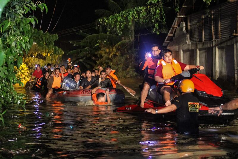 Rescue workers evacuate flood-affected residents in Davao on the southern Philippine island of Mindanao early on December 23, 2017 after Tropical Storm Tembin dumped torrential rains across the island. Manman Dejeto / AFP