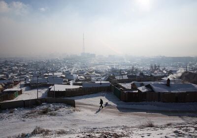 CORRECTION - This picture taken on January 21, 2018 shows a man walking down an icy road, as smoke rises from chimneys of houses mixing with smog on a polluted day in Ulaanbaatar, the capital of Mongolia.
Fed up with the smog in Mongolia's capital, residents have resorted to sipping "lung" tea and "oxygen cocktails" in a desperate bid to protect themselves from pollution, despite health officials saying there is no evidence they work.
 / AFP PHOTO / BYAMBASUREN BYAMBA-OCHIR / TO GO WITH AFP STORY MONGOLIA-POLLUTION,FEATURE BY ANAND TUMURTOGOO / “The erroneous mention[s] appearing in the metadata of this photo by BYAMBASUREN BYAMBA-OCHIR has been modified in AFP systems in the following manner: [adding year 2018]. Please immediately remove the erroneous mention[s] from all your online services and delete it (them) from your servers. If you have been authorized by AFP to distribute it (them) to third parties, please ensure that the same actions are carried out by them. Failure to promptly comply with these instructions will entail liability on your part for any continued or post notification usage. Therefore we thank you very much for all your attention and prompt action. We are sorry for the inconvenience this notification may cause and remain at your disposal for any further information you may require.”