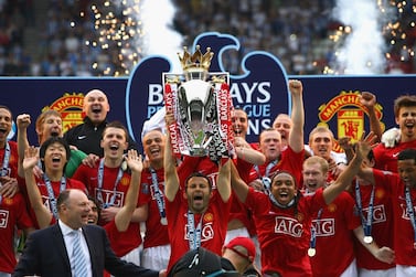 WIGAN, UNITED KINGDOM - MAY 11: Ryan Giggs of Manchester United lifts the Barclays Premier League trophy as his team mates celebrate following their victory at the end of the Barclays Premier League match between Wigan Athletic and Manchester United at The JJB Stadium on May 11, 2008 in Wigan, England. (Photo by Alex Livesey/Getty Images)
