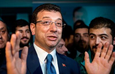 Candidate of the main opposition Republican People's Party (CHP) for Istanbul mayor, Ekrem Imamoglu (C) gives a press conference in Istanbul on April 1, 2019 after the announcement of the results. Turkey's opposition candidate for Istanbul mayor Ekrem Imamoglu leads by nearly 28,000 votes after the weekend local election, Supreme Election Board (YSK) chairman Sadi Guven said on April 1. / AFP / Yasin AKGUL
