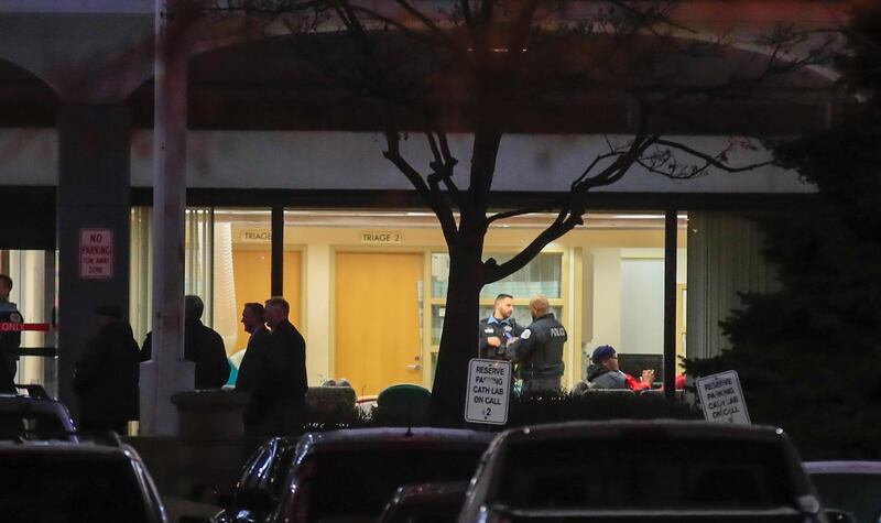 epa07178487 Chicago police officers investigate the scene of a shooting that took place at Mercy Hospital and Medical Center in Chicago, Illinois, USA, Illinois, USA, 19 November 2018. According to reports, a man entered the hospital and began shooting, killing two employees and a Chicago police officer before being killed by police.  EPA/TANNEN MAURY