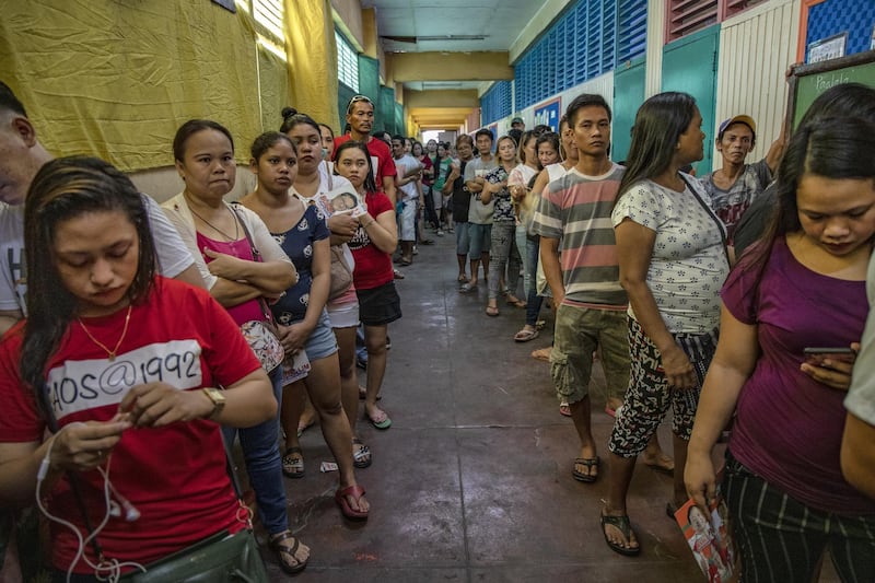 Filipinos fall in line to vote in Manila. Getty Images