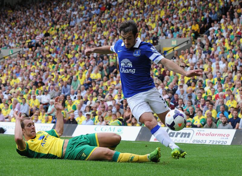 NORWICH, ENGLAND - AUGUST 17:  Steven Whittaker of Norwich City tackles Leighton Baines of Everton during the Barclays Premier League match between Norwich City and Everton at Carrow Road on August 17, 2013 in Norwich, England. (Photo by Tony Marshall/Getty Images) *** Local Caption ***  176685142.jpg