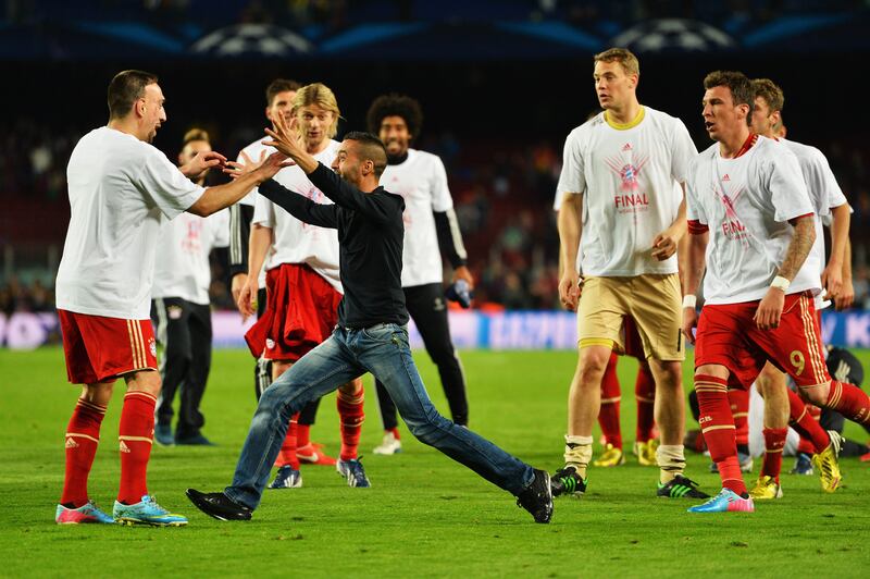 BARCELONA, SPAIN - MAY 01:  A fan runs on the pitch to celebrate with Franck Ribery of Munich following the UEFA Champions League semi final second leg match between Barcelona and FC Bayern Muenchen at Nou Camp on May 1, 2013 in Barcelona, Spain.  (Photo by Mike Hewitt/Getty Images) *** Local Caption ***  167856955.jpg