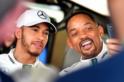 Mercedes' British driver Lewis Hamilton (L) and American actor Will Smith pose for a selfie at the Yas Marina circuit on November 25, 2018, in Abu Dhabi, ahead of the Abu Dhabi Formula One Grand Prix.  / AFP / Andrej ISAKOVIC
