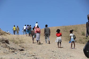 Refugees walking into Hamdiyet. Credit : Hussein Saleh Ary