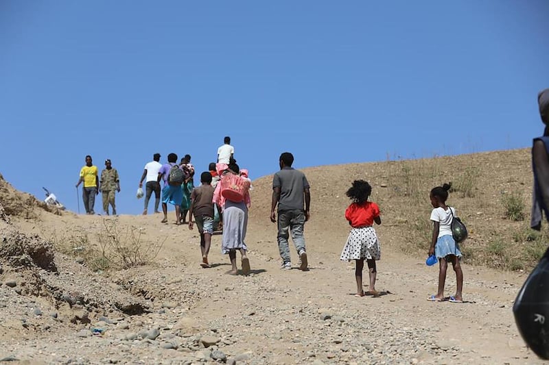 Refugees walking into Hamdiyet. Credit : Hussein Saleh Ary